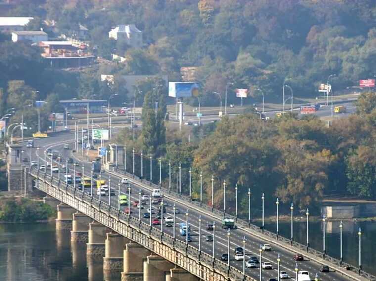 У Києві на мосту Патона через прорив труби з’явився водоспад