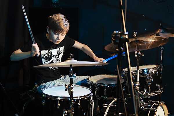 Підозрілі тендери: у шкільні укриття Києва закупили барабани за 900 тис. грн