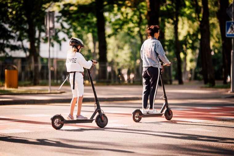 В Киеве двое детей на электросамокате столкнулись с патрульными машинами