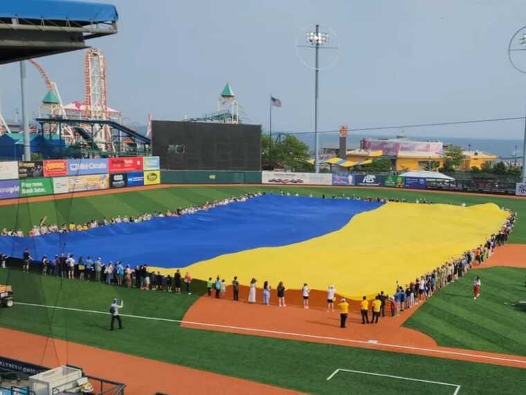 На стадіоні у США розгорнули найбільший у світі прапор України