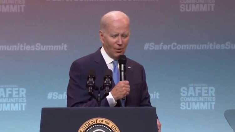 "Боже, бережи королеву": Байден завершив промову про контроль зброї несподіваною фразою