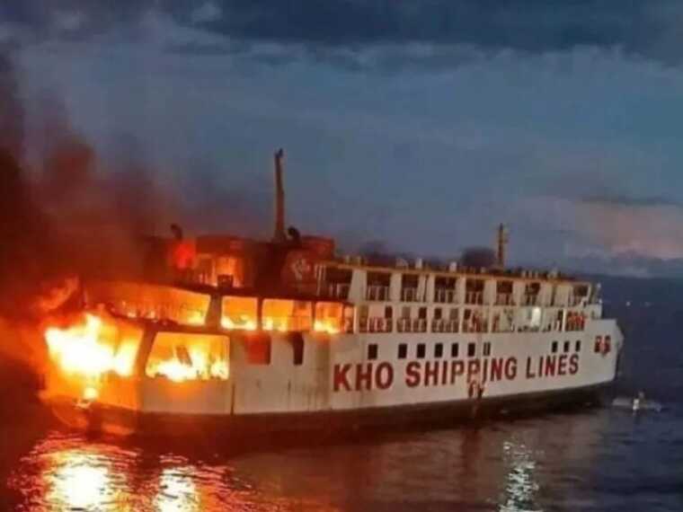 Філіппінський пором з 120 пасажирами й екіпажем загорівся в морі