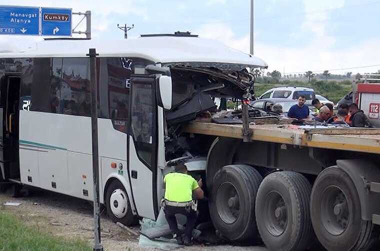 Автобус с тремя десятками российских туристов попал в кровавое ДТП в Турции