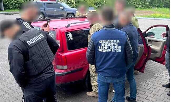 У Тернополі офіцера військкомату затримали на хабарі