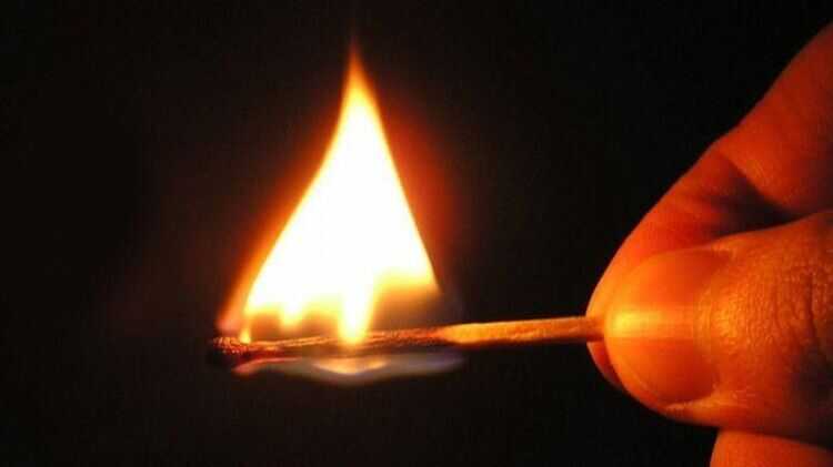 В Киевской области женщина подожгла своего племянника, который не отдавал долг