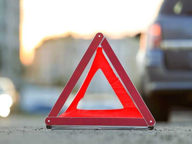 На Киевщине легковушка протаранила забор и въехала в частный дом