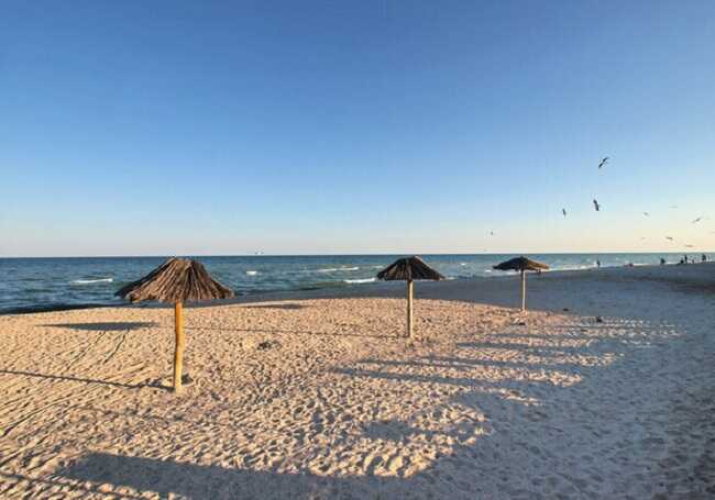 Как выглядит курортная Кирилловка на Азовском море в пик сезона