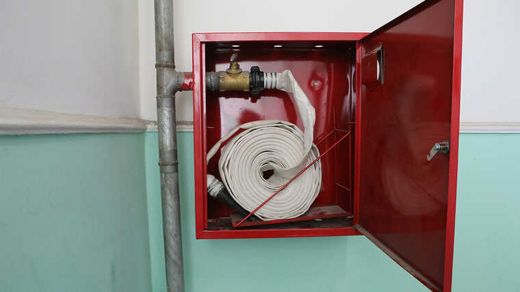 У Києві через прорив гідранту багатоповерхівку затопило з 10 по 1 поверх