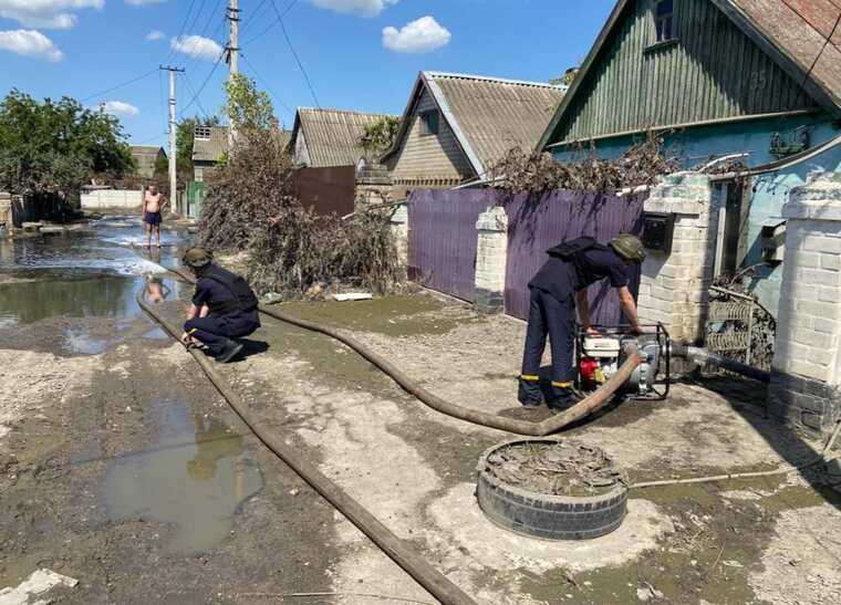 На правом берегу Херсонщины остаются подтопленными еще 4 населенных пункта, - ГСЧС