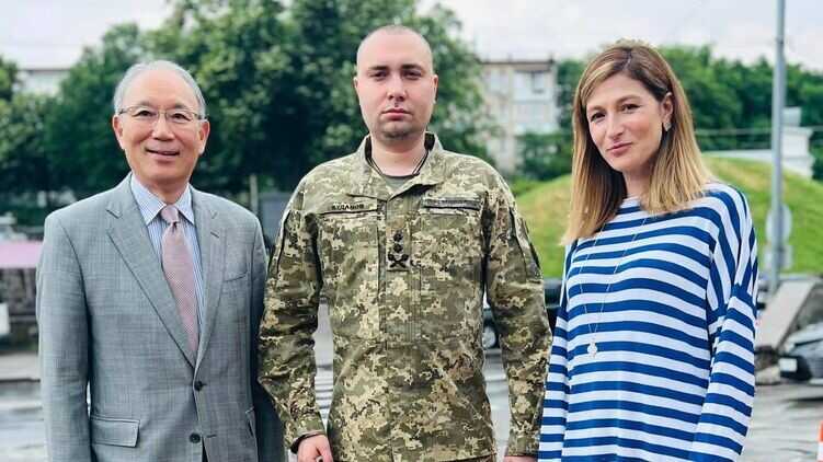 Заступник голови МЗС опублікувала фото голеного наголо Буданова біля ресторану "Царське село"