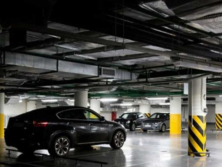 В Киеве из-за аномального ливня элитные авто затопило прямо в подземных паркингах