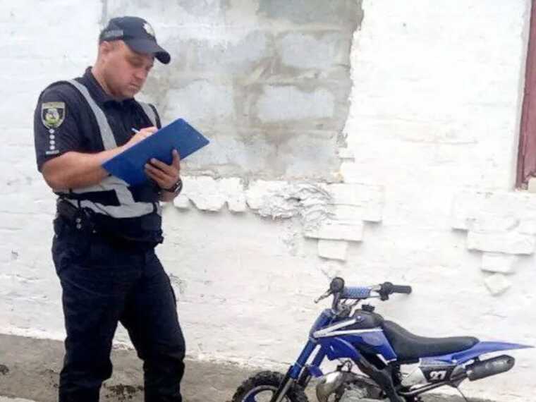 В Киевской области 6-летний именинник на мотоцикле въехал в забор