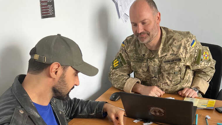 Співак Віталій Козловський вирушив на фронт "утилізувати ворогів" у складі ЗСУ