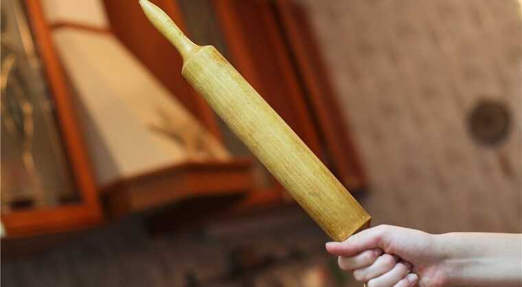 На Вінниччині жінка до напівсмерті побила качалкою чоловіка після словесної суперечки