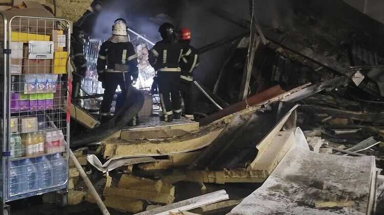 Зросла кількість жертв після ракетного удару по складах торгової мережі в Одесі