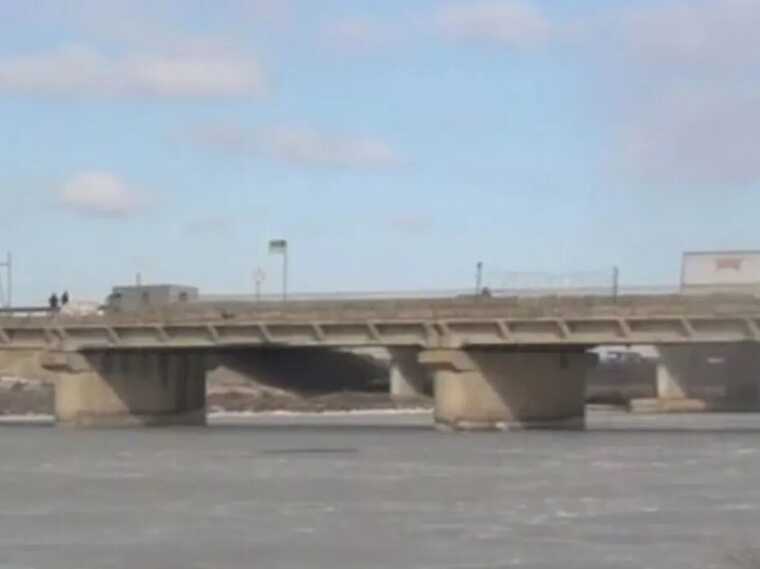 "Снаряд прошил дорожное покрытие насквозь": появилось видео поврежденного Чонгарского моста