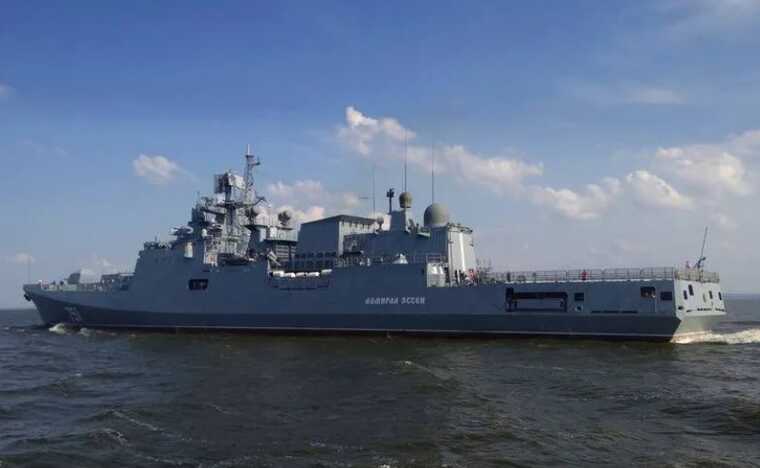 Росіяни намагаються замаскувати свій найбільший корабель у Чорному морі