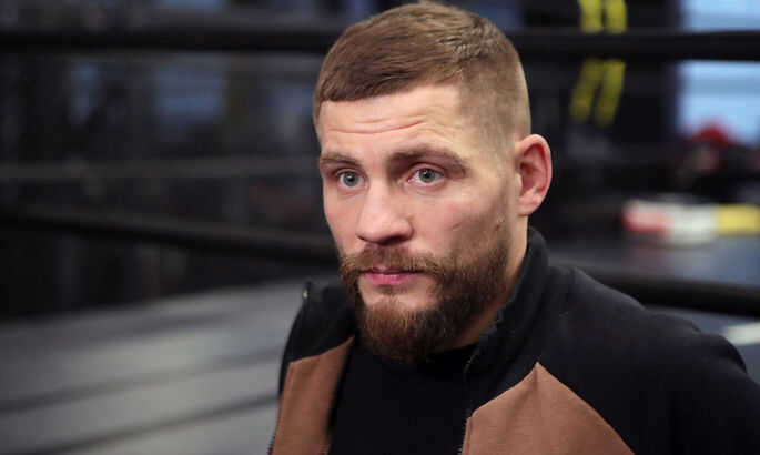 "П**да русни": Звездный украинский боксер посетил военных и оставил "подарок" оккупантам