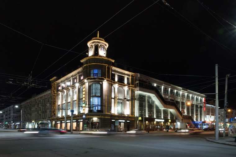 До штабу Південного військового округу Росії у Ростові підігнали бронетехніку