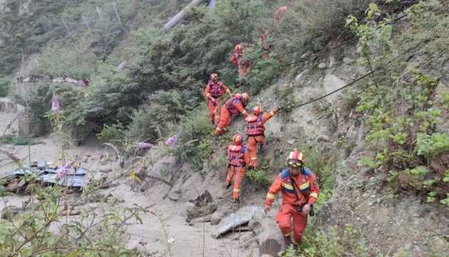 У Китаї через зсуви ґрунту загинули четверо людей