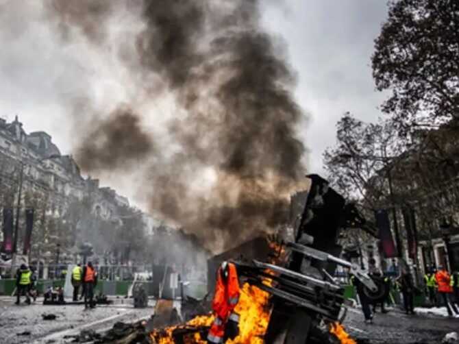 Протестувальники почали палити авто: у Франції не стихають акції після вбивства поліцією підлітка