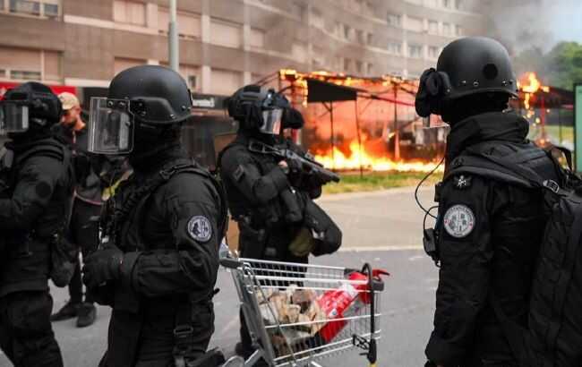 Подробности протестов во Франции: Погромы, остановка транспорта и комендантский час