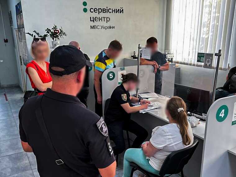 На Закарпатті керівника автошколи затримали на хабарі