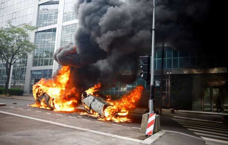 Бабуся вбитого поліцією підлітка у Франції закликала припинити насильство