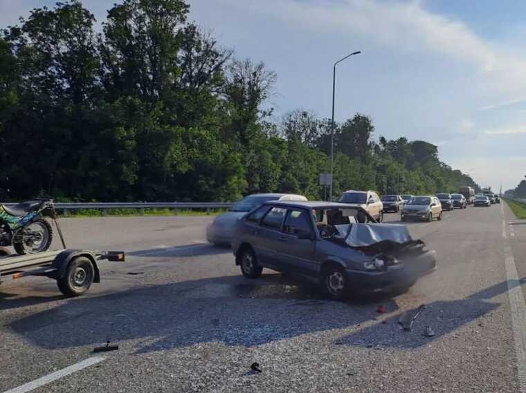 В Киевской области легковушка протаранила автобус: водитель последнего скрылся, пострадали дети