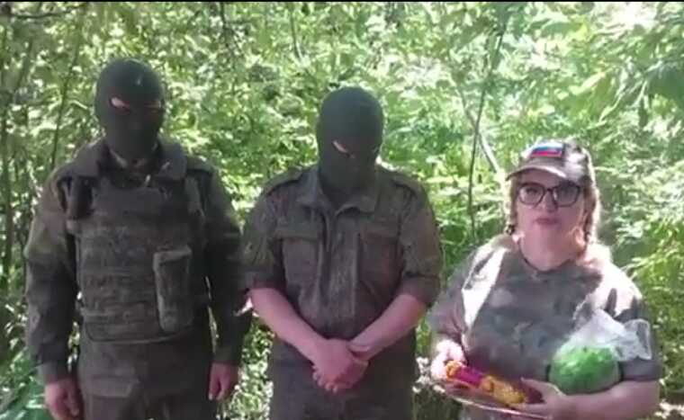 "Z-волонтери" подарували окупантам пачку печива та кульок цукерок