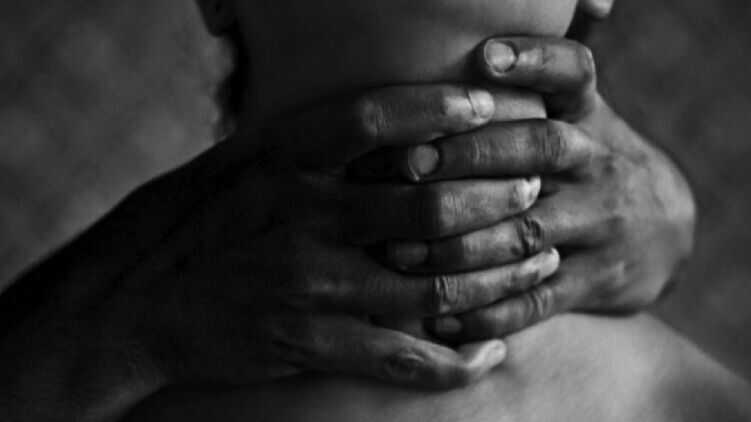 Житель Київської області побив та задушив товариша по чарці після образ під час застілля