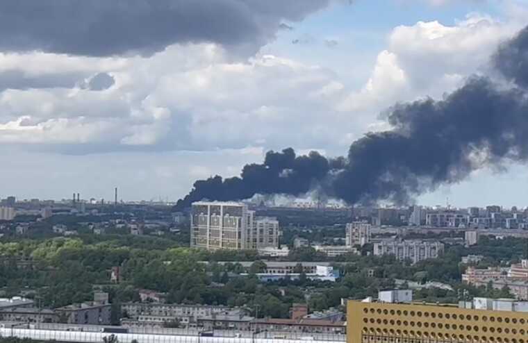 В Санкт-Петербурге начался сильный пожар
