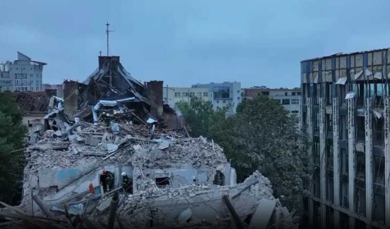 Президент Зеленский опубликовал видео с последствиями удара окупантов по дому во Львове
