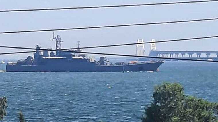 "Туристам не позаздриш": Військовий корабель прибув до окупованого Криму для перевезення мандрівників