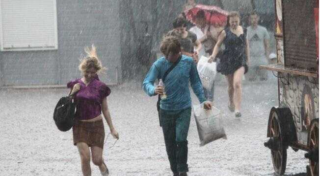 В Івано-Франківську через негоду обвалилася частина пішохідного мосту