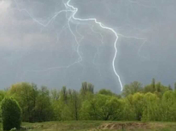 Частину України накриють грози: синоптики уточнили прогноз погоди на неділю