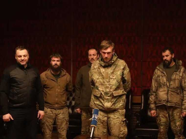 Герої вдома: "Редіс", "Калина", "Волина" та інші лідери оборонців "Азовсталі" повернулись в Україну