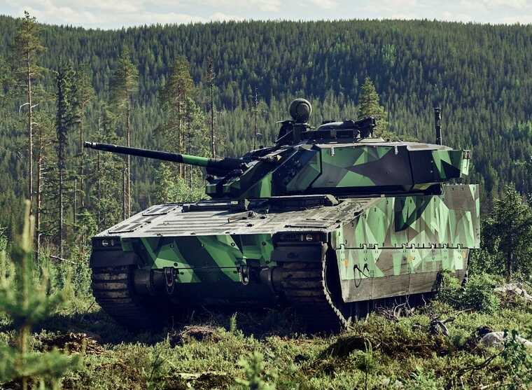 Резніков показав шведські БМП CV 90: Прибули в Україну і готові до бою