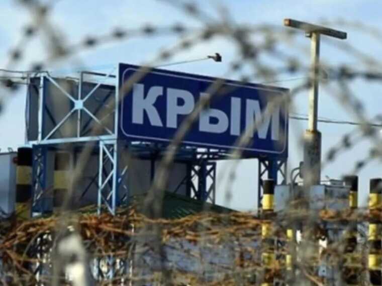 "Росіяни зі сльозами на очах прощаються з Кримом": що відбувається на окупованому півострові