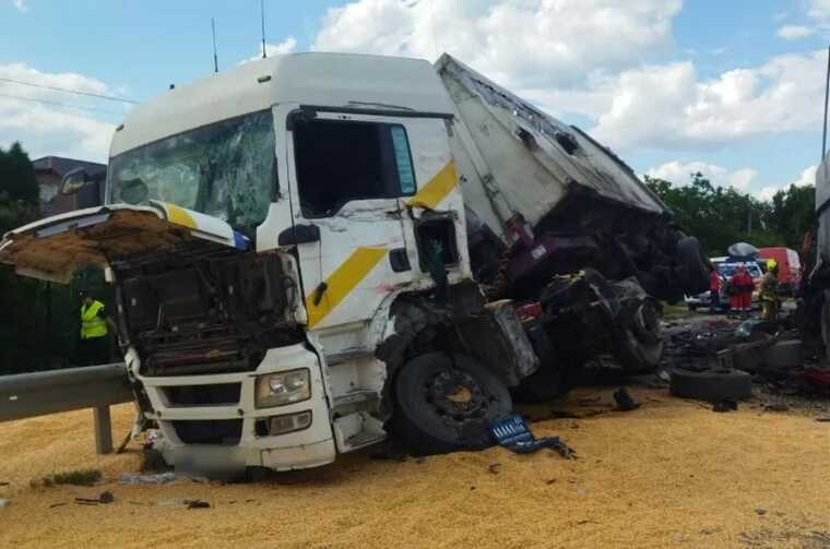 На трасі Київ – Чоп зіткнулися дві вантажівки: є загиблі