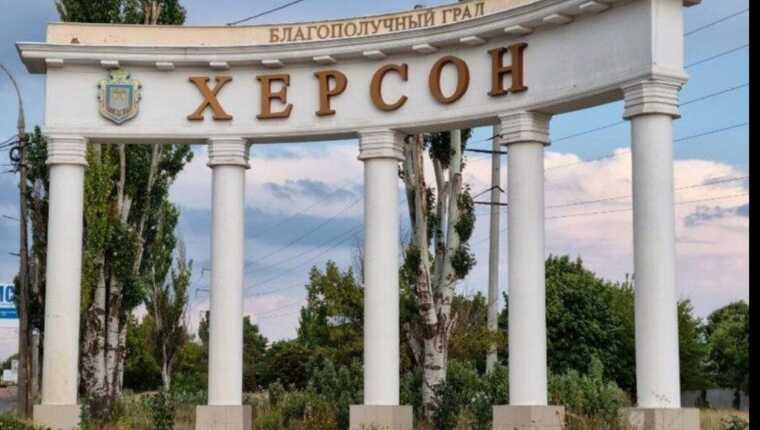 Окупанти вдарили по гуманітарному штабу і житлових будинках в Херсоні: є поранені