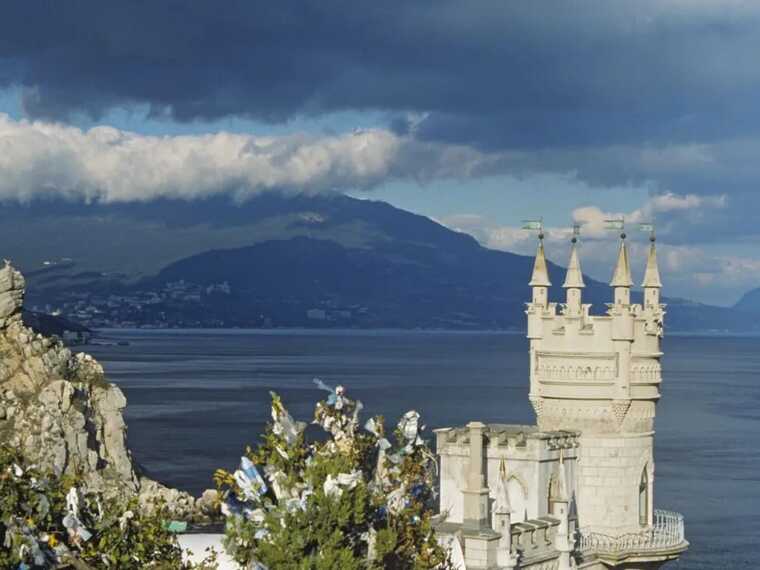 Росіяни не поспішають до Криму: готелі окупантів знизили ціни одразу на 40%