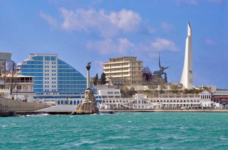 У Севастополі пролунали вибухи та стрілянина