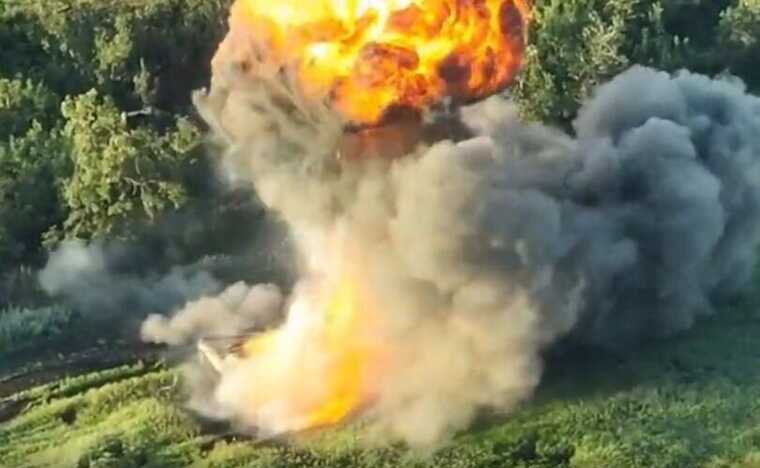 На полі бою поблизу Кліщіївки вибухає ворожий БТР