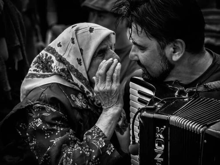 91-річна бабуся на концерті Kozak System довела до сліз емоційною промовою