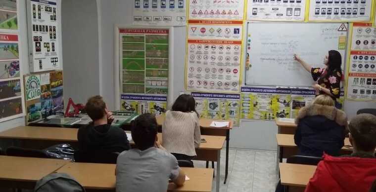 Без автошколы: ВРУ разрешила самостоятельно изучать теорию для получения водительского удостоверения