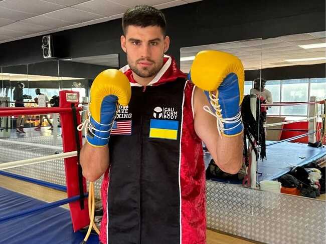 Непереможний український суперваговик нокаутом за хвилину виграв бій у США