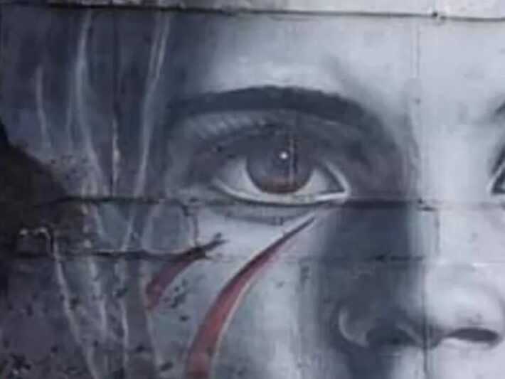 Багаторівневий кринж: італійський художник у зруйнованому росіянами Маріуполі намалював антиНАТОвський мурал, використавши крадену картину