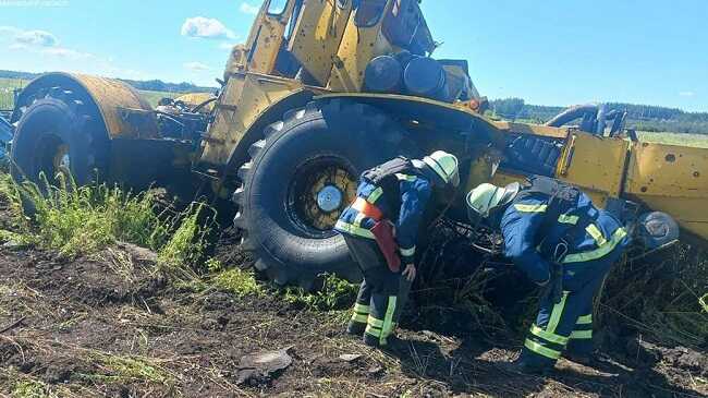 В Харьковской области на мине подорвался трактор, пострадал водитель