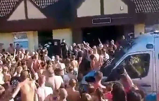 У Польщі натовп накинувся на іноземців, які чіплялись до неповнолітніх: підозрюваних відбивала поліція